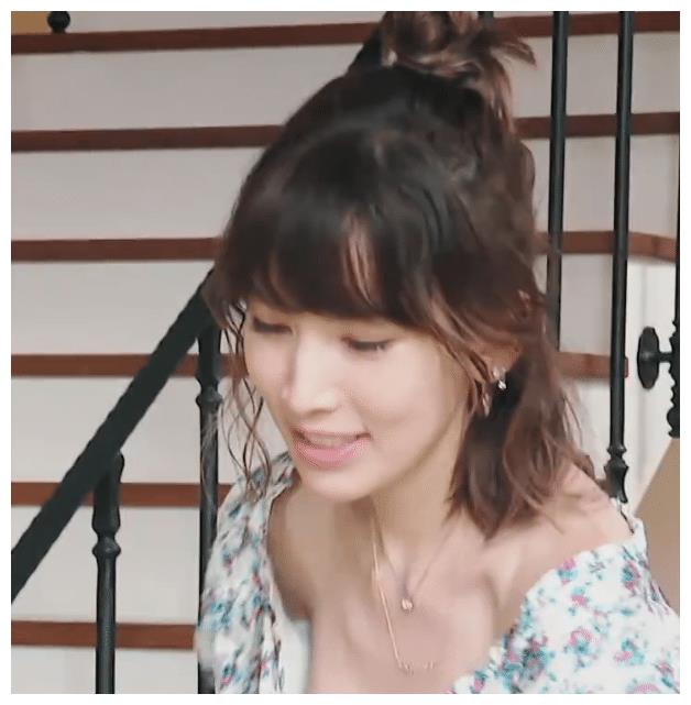 陈若仪衣领大到没眼看,谁注意林志颖妈妈反应|陈若仪|林志颖|穿着