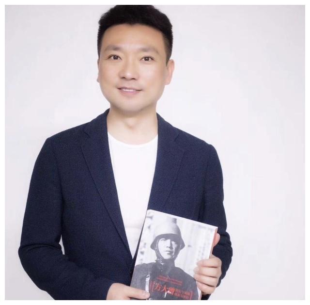 48岁康辉近照老婆年轻漂亮又有才长得比董卿还美