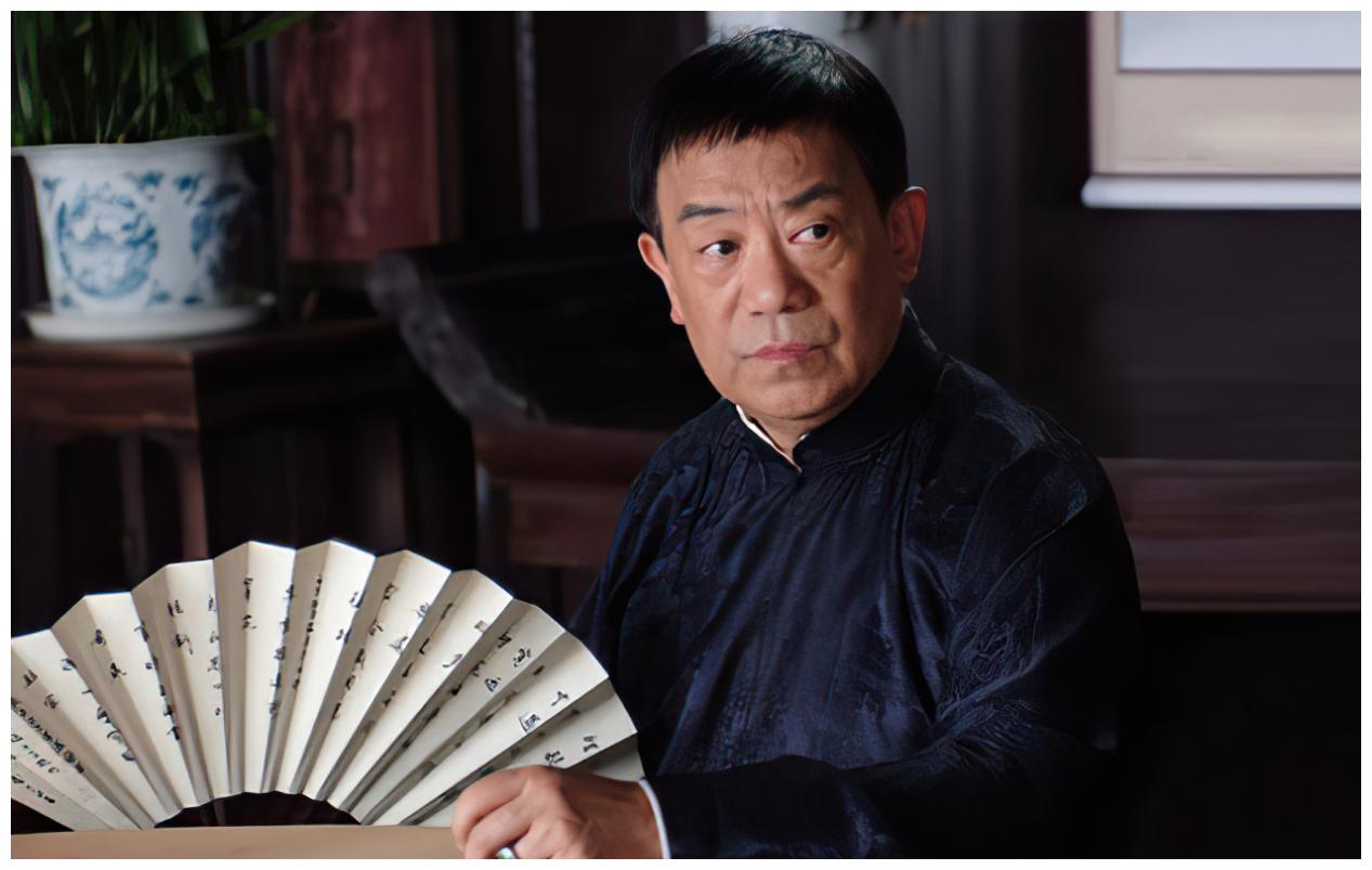 并且,经常饰演一些谍战等,比如:《打狗棍》中的戴翰霆;《守望正义》