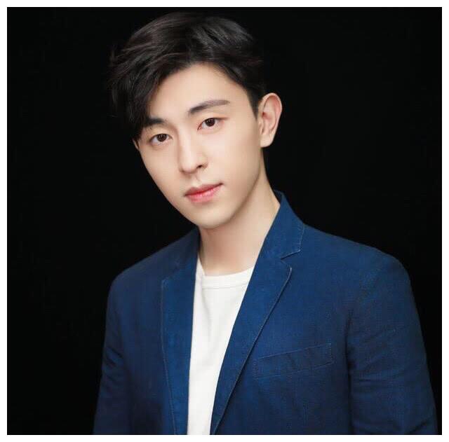 现在陈晓也一直在转型,脱掉偶像明星的标签,转型做实力派演员