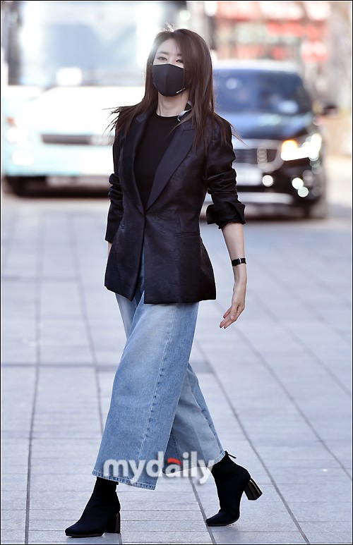 韩国女歌手金完宣出演两点出逃节目