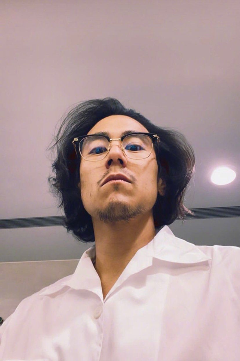 彭于晏自拍意外撞脸张东升,男神自拍角度太"迷"