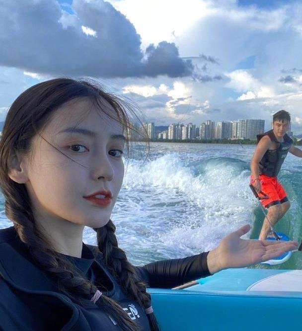 baby冲浪翻车现场360度花式入水只帅3秒穿紧身衣乘风