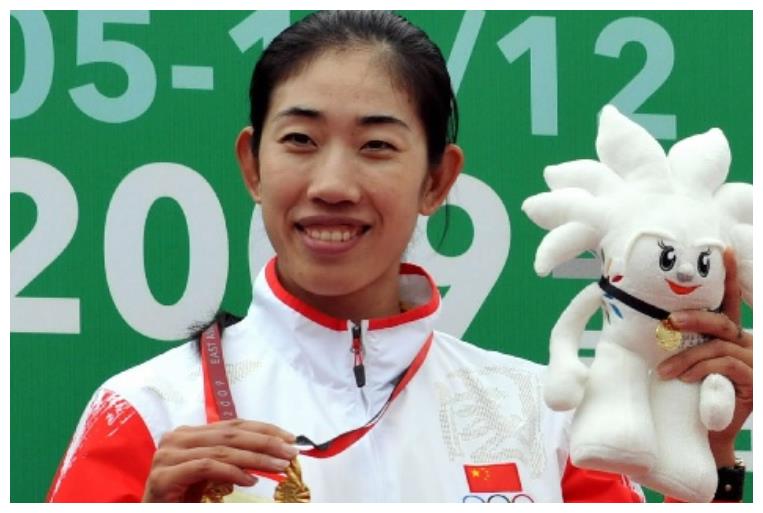 而后与冯桂鑫,唐宾,奚爱华一起组成了女子四人双桨队,获得2007年世界