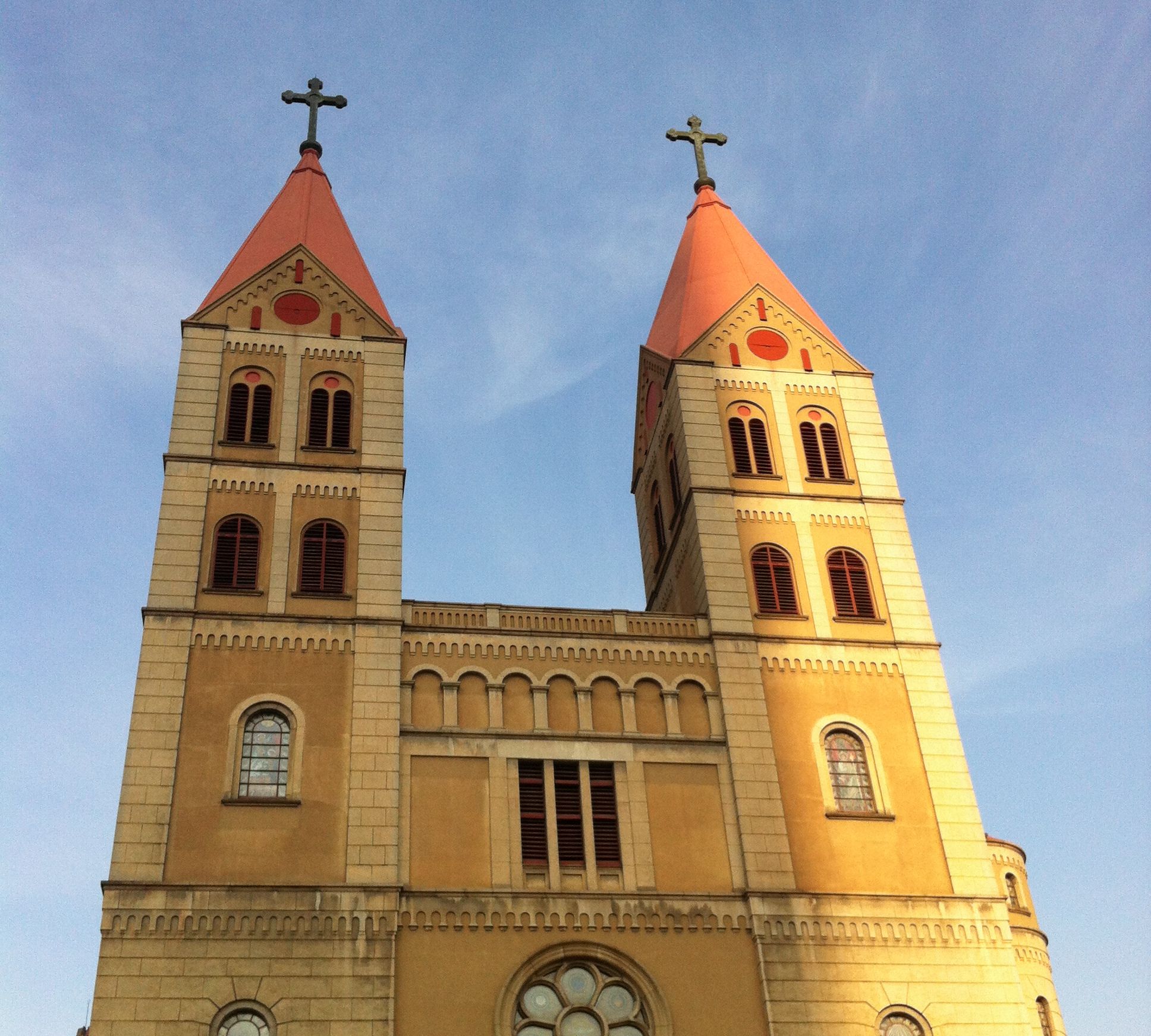 青岛圣弥厄尔教堂由德国设计师 毕娄哈 依据哥德式和罗马式建筑风格|教堂|哥德|建筑_新浪新闻