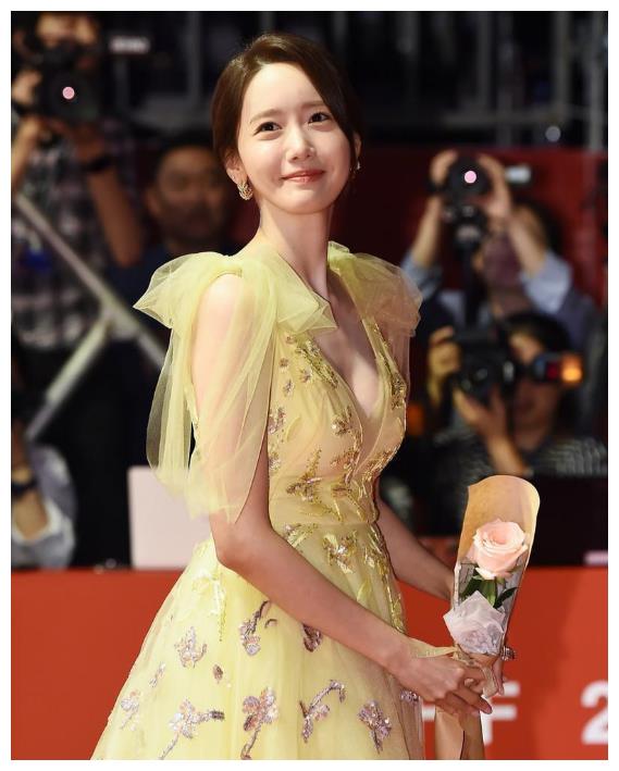 林允儿身材凹凸有致颜值一绝