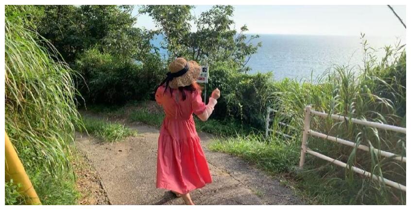 伊藤美诚海边漫步一袭粉红色长裙显甜美穿拖鞋戴草帽悠闲自得