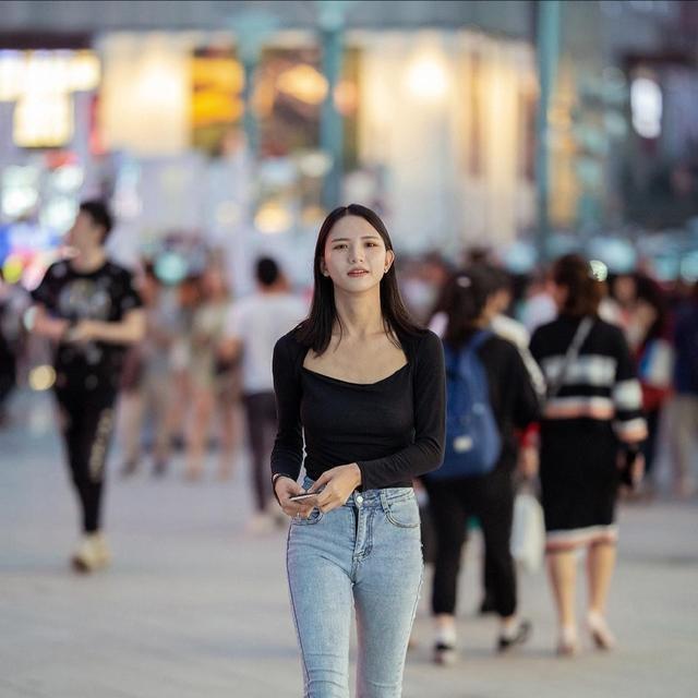 又乖又可爱的打底裤,背影显得优雅迷人,凸显皮肤白皙大气沉稳