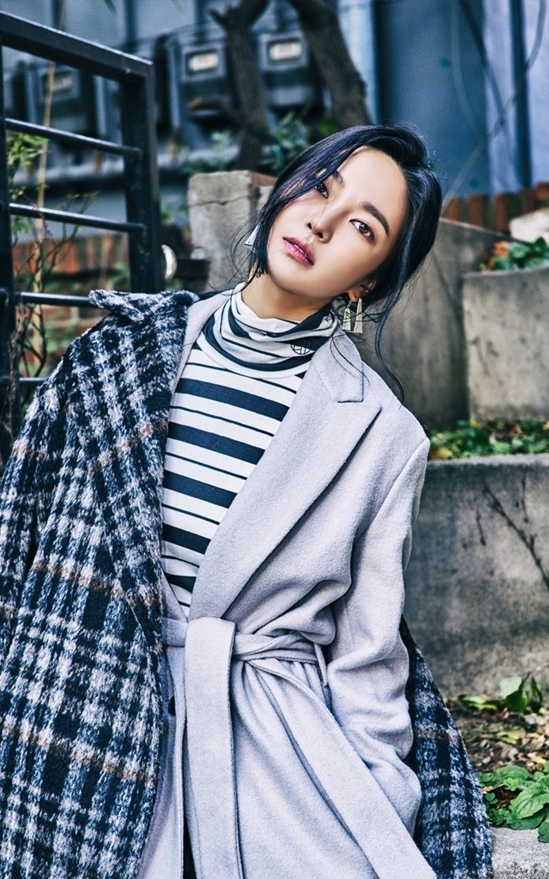 女歌手金允智优雅迷人