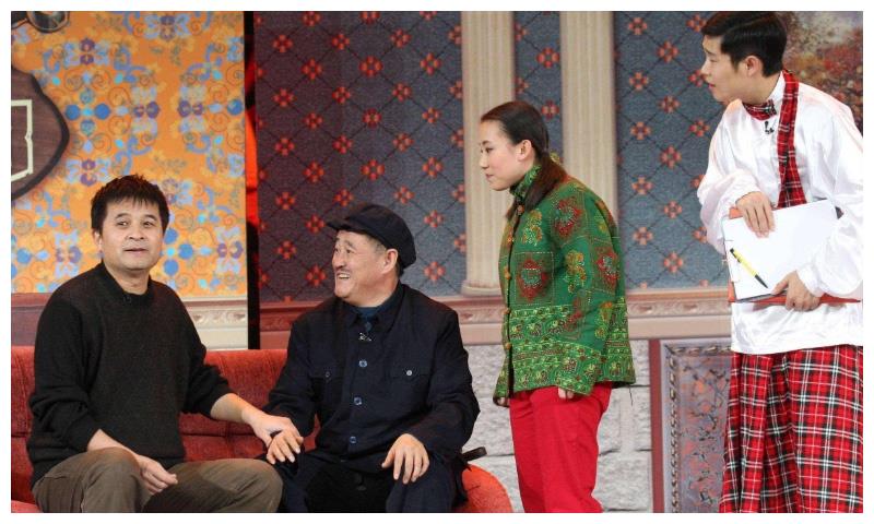 毕福剑频繁接商演,出席商演穿9年前短袖,啤酒肚凸起,发福明显