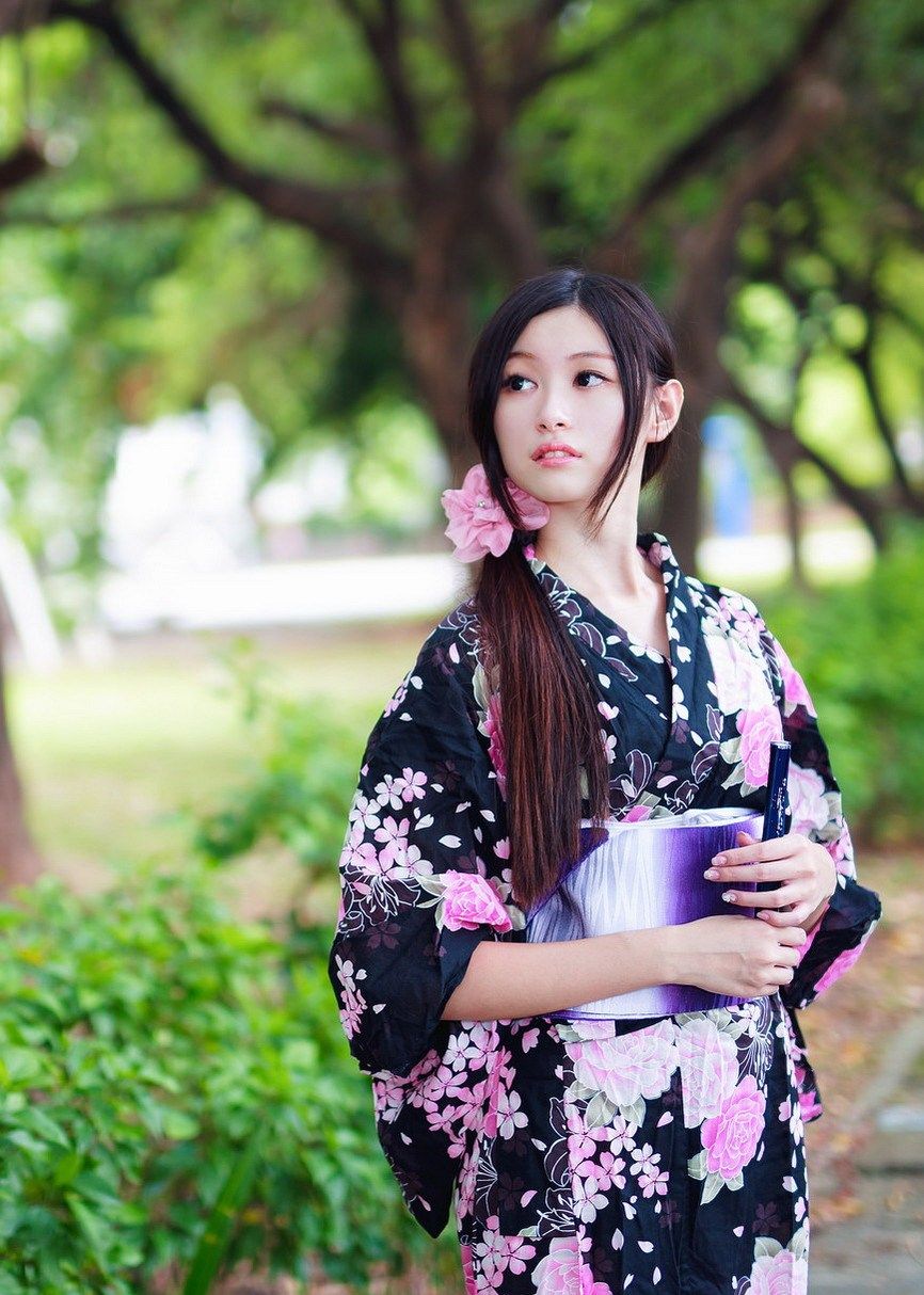 黑色印花和服,尽显东方女性的婉约之美