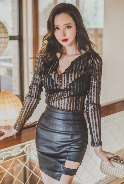 李妍静,一件黑色纱质上衣配黑色皮短裙魅力十足