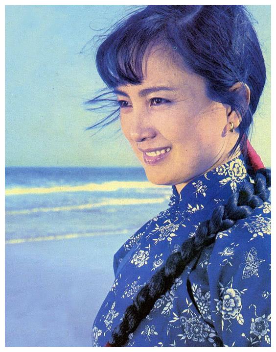 63岁刘晓庆同框67岁张金玲,4岁之差一目了然,网友:自然脸舒服