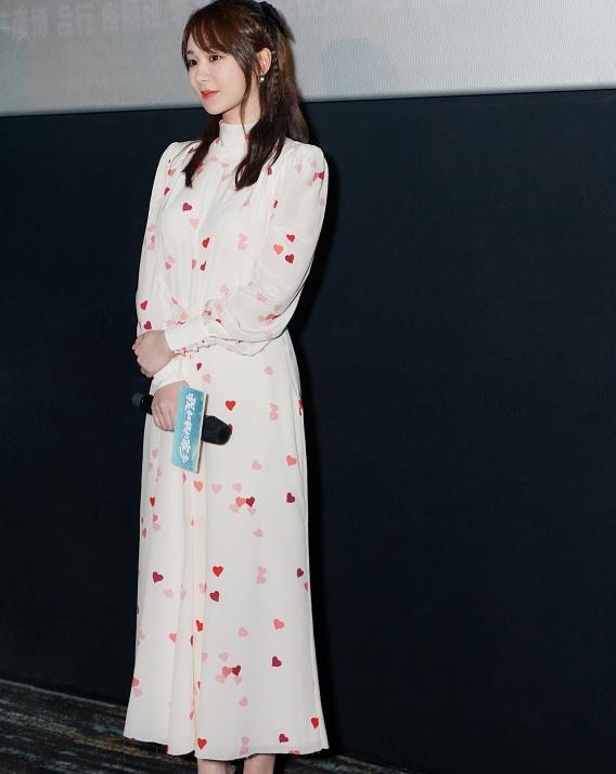 杨紫这回真的瘦了一袭白裙现身活动28岁完美逆袭