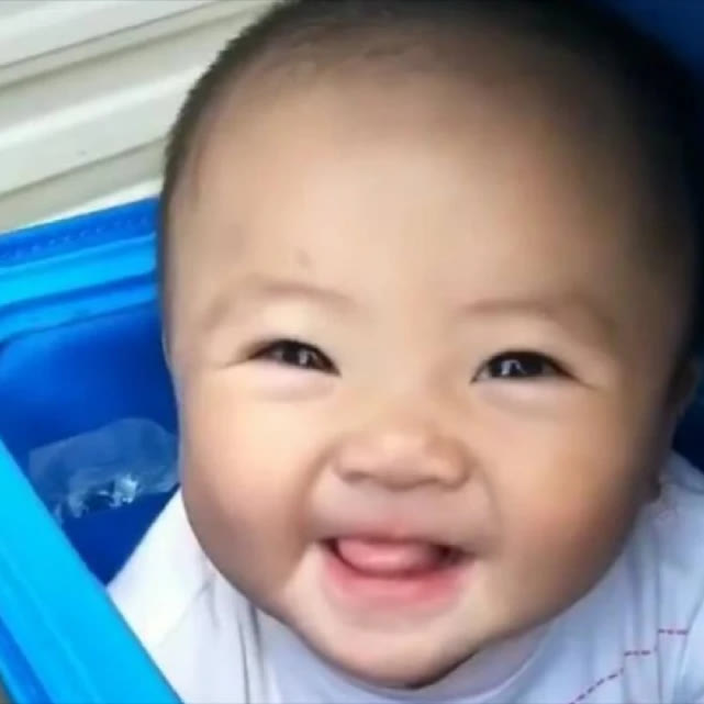 6个月宝宝跟父亲送外卖，住在“外卖箱”里，3年过去她咋样了？休闲区蓝鸢梦想 - Www.slyday.coM