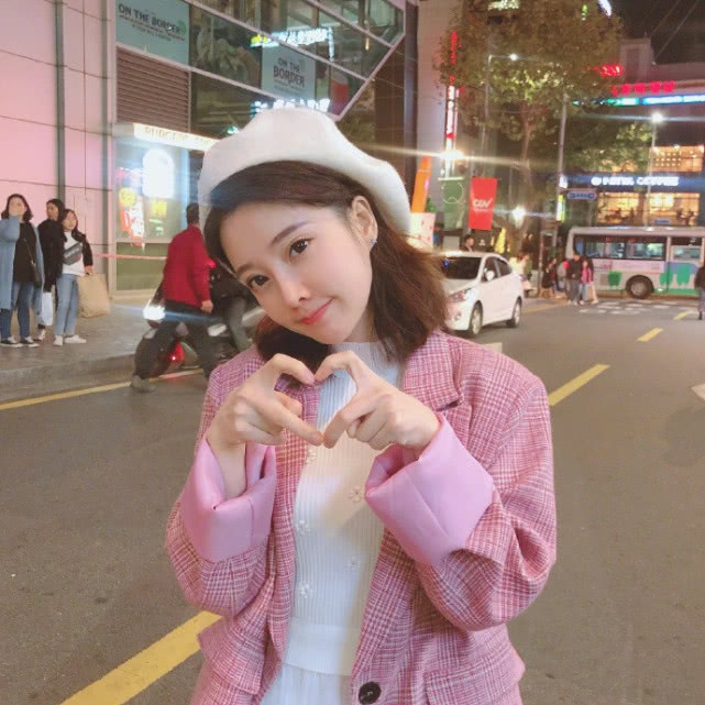 冯提莫穿粉色小西装搭纱裙可爱的模样是打扮出来的