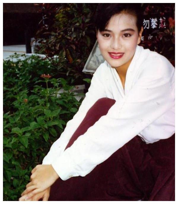 那个唱《初恋情人》的刘小慧,已经49岁了,学生情人形象已不再