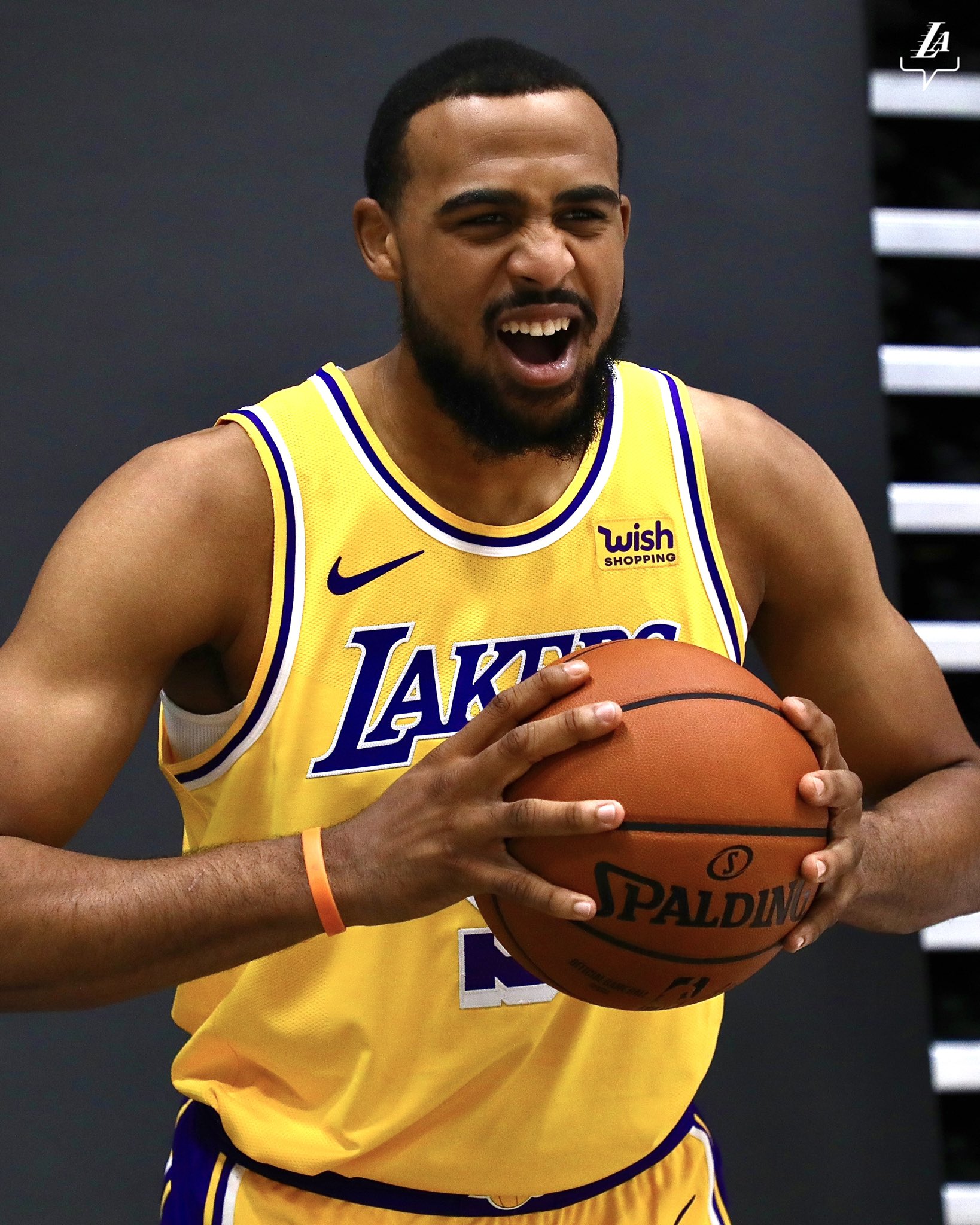 晃倒乔治骗过雷吉,湖人00后接连打出惊艳进攻,詹皇都被他征服