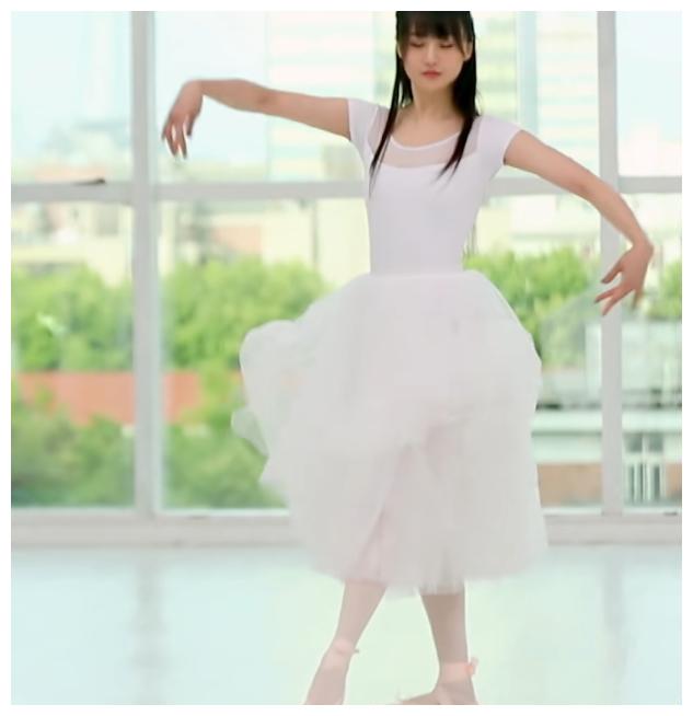 郑爽穿白裙学芭蕾,转身看清后背衣服款式,这才是对舞蹈最大尊重