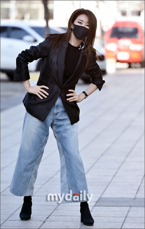 韩国女歌手金完宣出演两点出逃节目