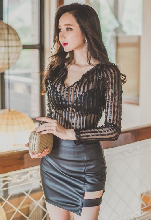 李妍静,一件黑色纱质上衣配黑色皮短裙魅力十足