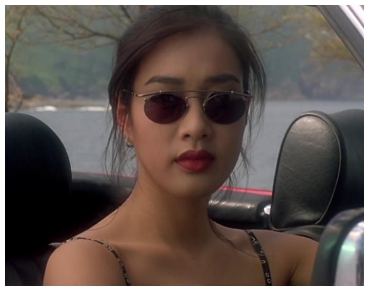 49岁钟丽缇现身活动,丰乳肥臀再现美人鱼风采,与精修图判若两人__财经头条