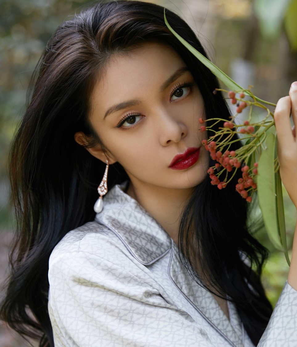 傅菁大波浪港风写真 散发慵懒女人味