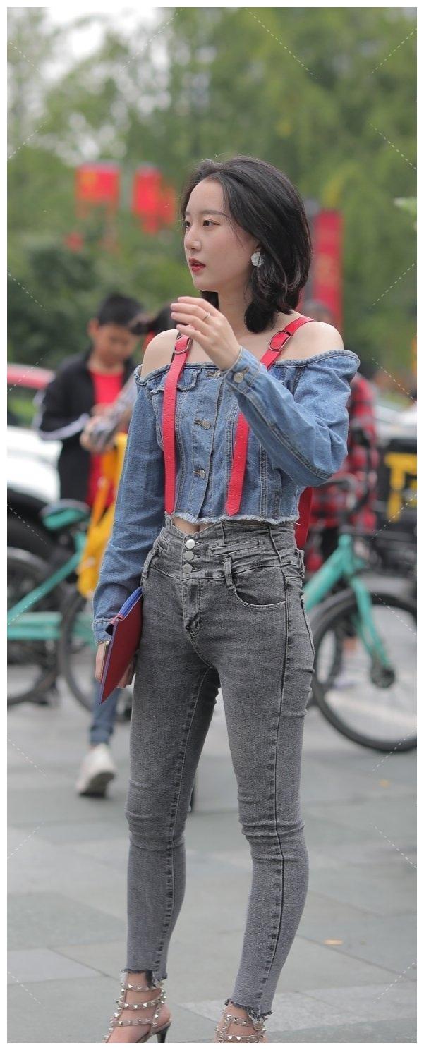 风格简约成熟,黑色夹克配过膝长靴,大方时尚,气质