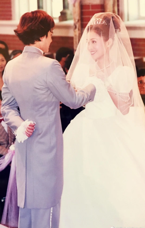 结婚20周年,被曝婚内出轨至今不开评论|陈嘉辉|梁小冰|出轨_新浪新闻