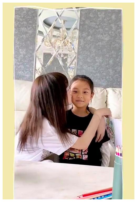 谢婷婷闻女儿脚睡觉,晒照庆祝母亲节:没有比做你妈妈更好的事了