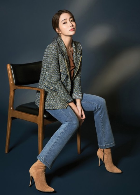 李秉宪妻子李珉廷宣传照 气质清丽笑容甜_高清图集_新浪网