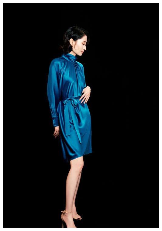 继续看刘敏涛脚上的鞋子,看刘敏涛脚上穿了双细高跟鞋,穿上之后,整个