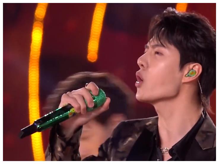 约好的?王一博戴绿耳返,拿绿话筒,肖战穿红衣服,戴红耳返