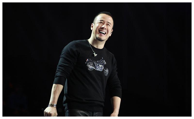 杨坤直播带货开播仪式神似黑社会几十人鞠躬祭拜气场十足