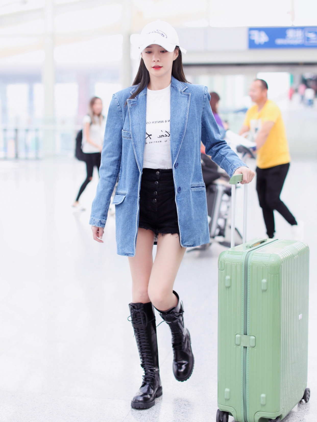 韩雪和沈梦辰,身高只差2cm,同穿牛仔西装,不是腿长就能赢!