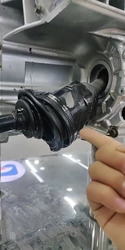 汽车半轴的球笼胶套容易损坏.