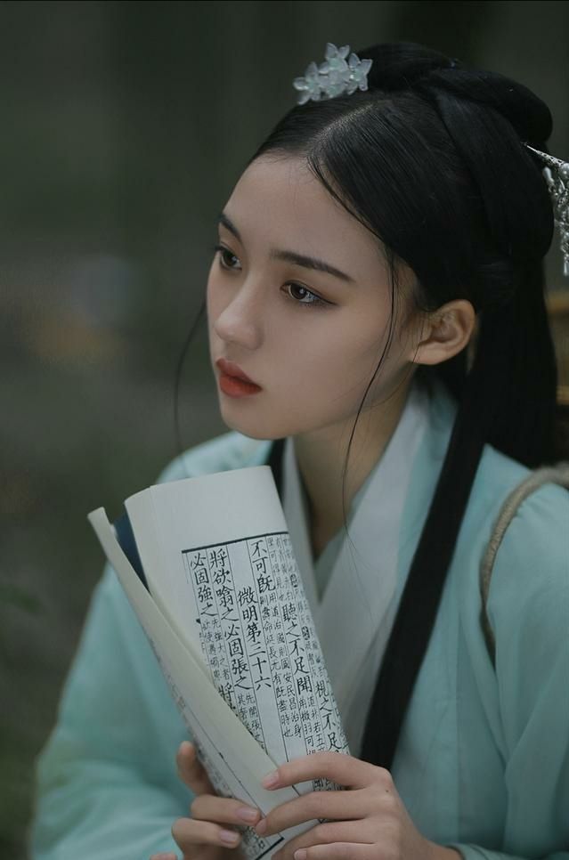 你可见过《这般清透水润的姑娘》汉服写真摄影拍摄绿色长袍辑