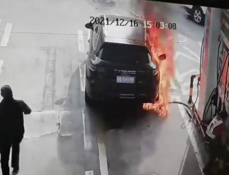 故意纵火？深圳一卡宴加油时被男子点燃油枪，员工15秒将火扑灭休闲区蓝鸢梦想 - Www.slyday.coM