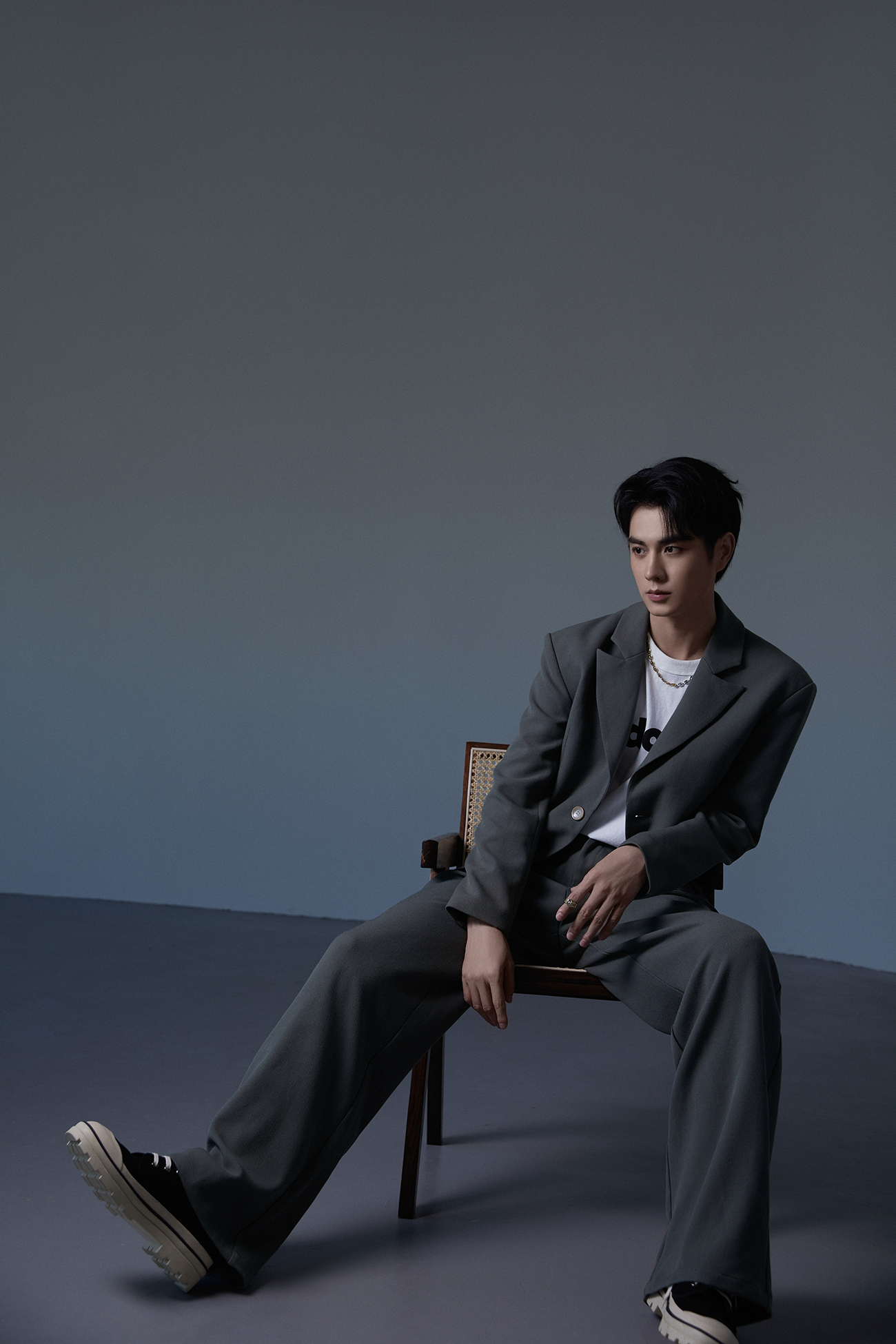 绝美轮廓王彦鑫写真曝光多种造型演绎表现力满分