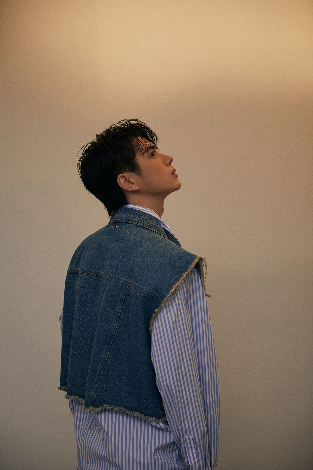 绝美轮廓王彦鑫写真曝光多种造型演绎表现力满分