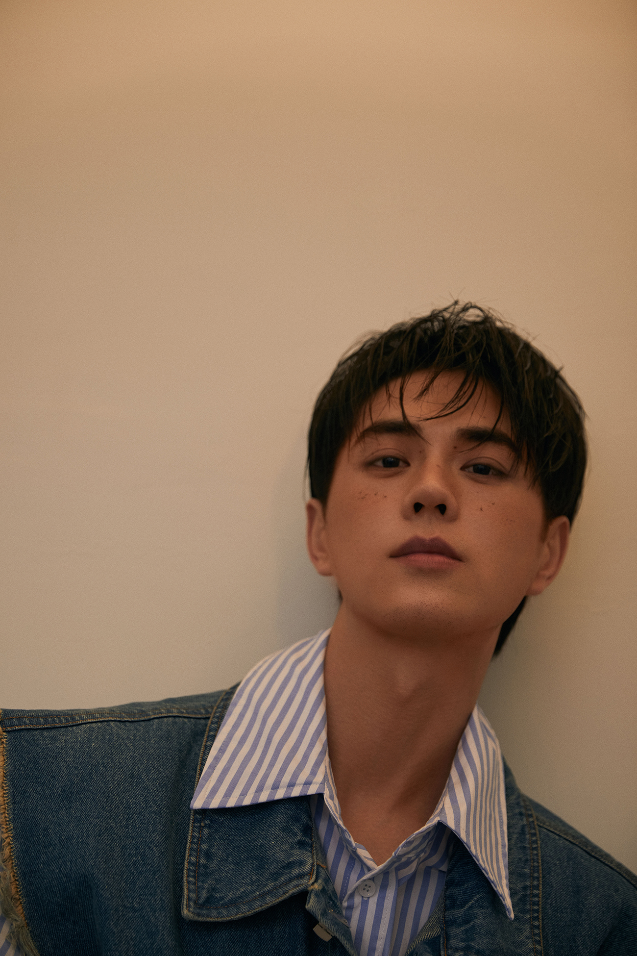 绝美轮廓王彦鑫写真曝光多种造型演绎表现力满分