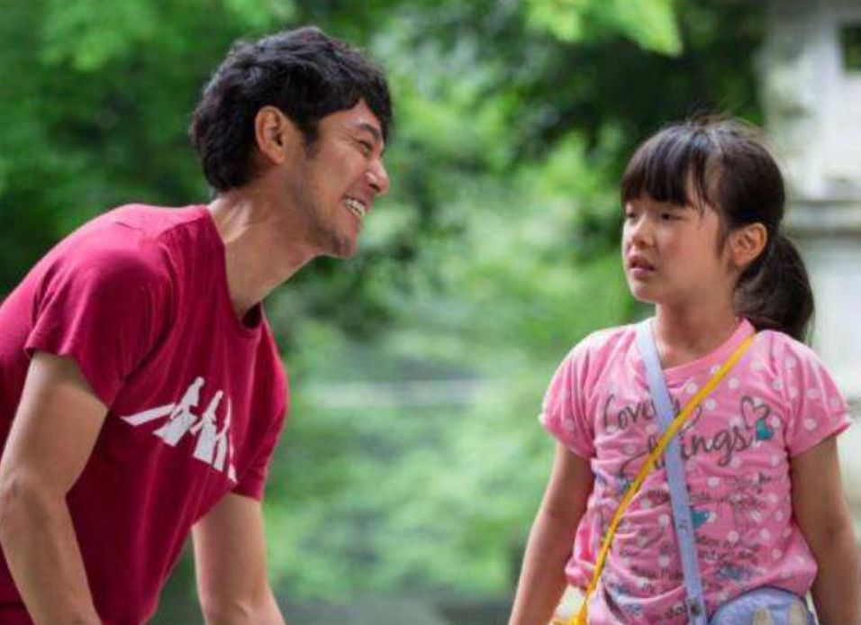 小女孩的衣服被车门夹住,张嘴就喊:渣男,你女儿被夹住了休闲区蓝鸢梦想 - Www.slyday.coM 小女孩的衣服被车门夹住,张嘴就喊:渣男,你女儿被夹住了休闲区蓝鸢梦想 - Www.slyday.coM