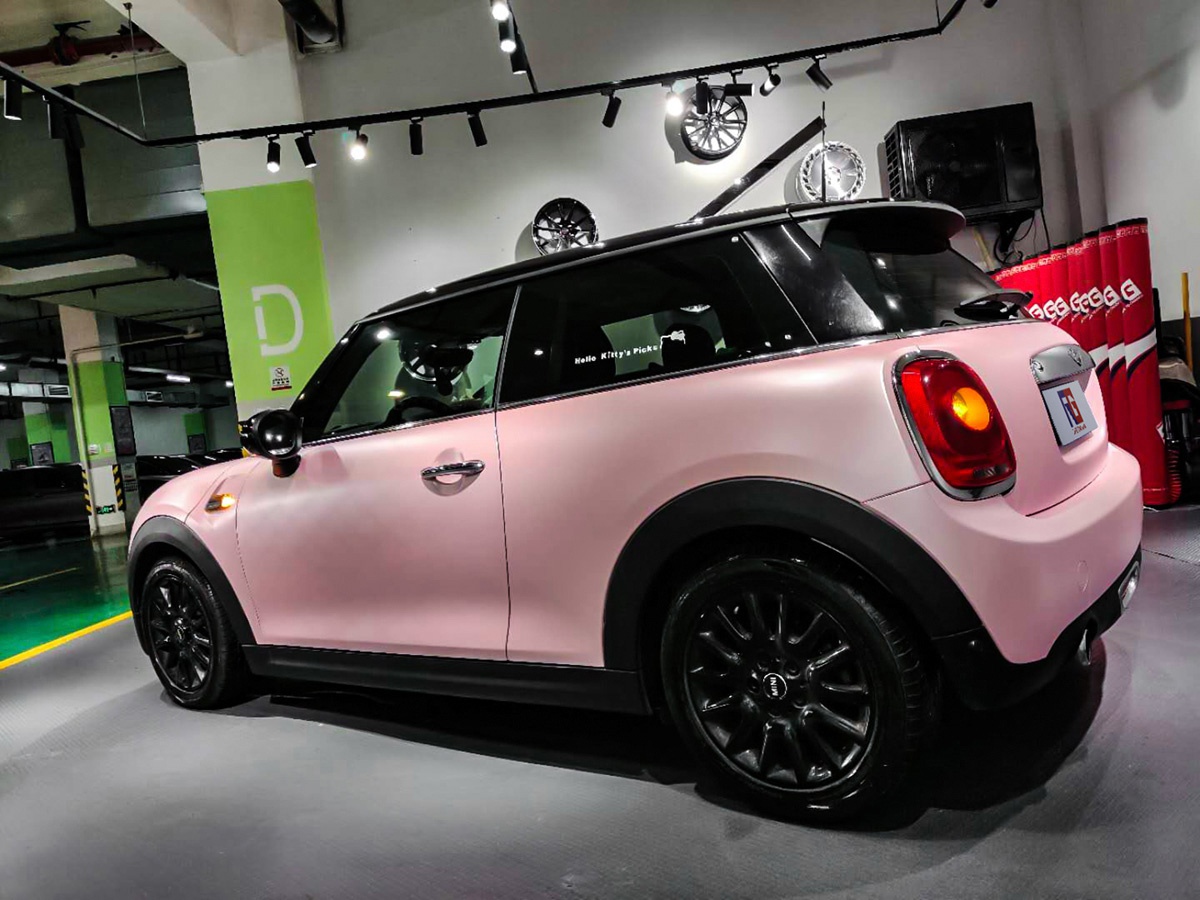 宝马mini车身改色膜电光樱花粉,给自己得爱车换个颜色就像自己换个