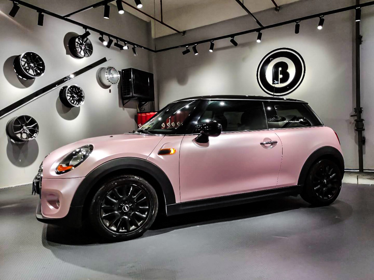 宝马mini车身改色电光樱花粉rg瑞集改色膜陕西西安
