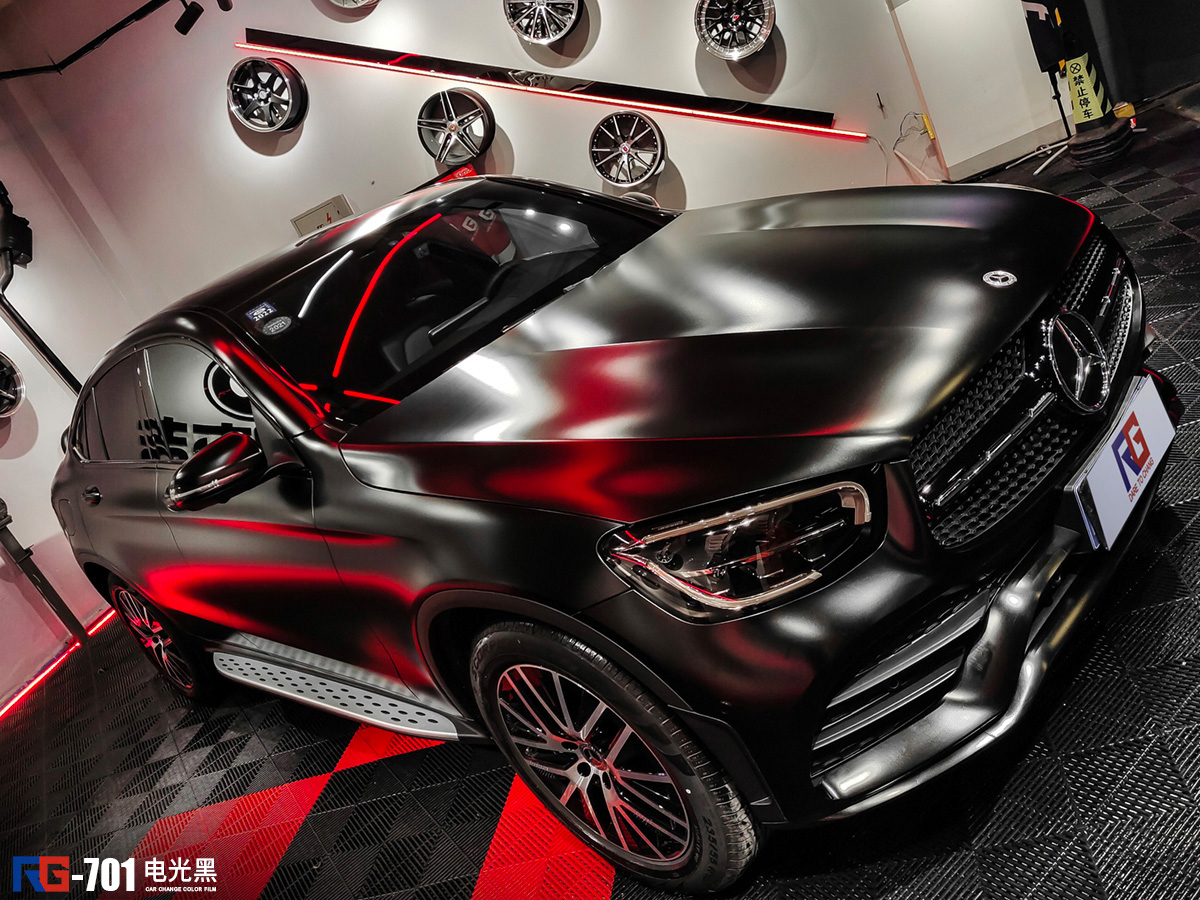 爱车贴膜,小编今天给大家推出的是全网最新的奔驰glc车身改色膜电光黑