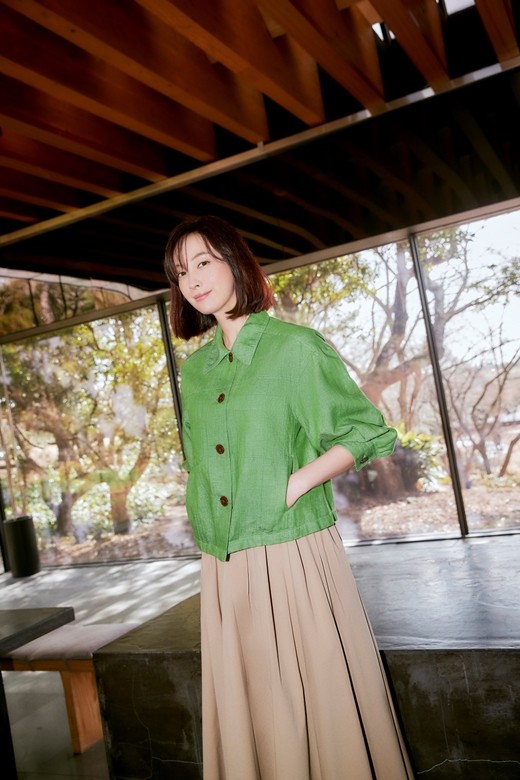 韩国女艺人李娜英拍代言品牌最新宣传照