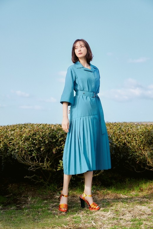 韩国女艺人李娜英拍代言品牌最新宣传照