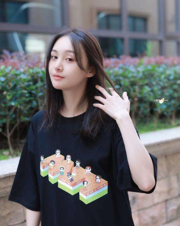 33岁热依扎“零内衣”，焦俊艳的黑白灰，28岁郑爽的淘宝风都美！休闲区蓝鸢梦想 - Www.slyday.coM