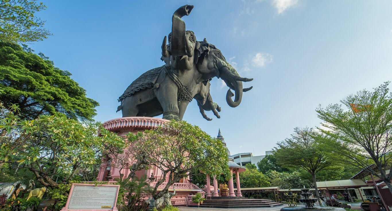 三头神像博物馆位于泰国的北榄府,始建于1994年,历时12年建成.