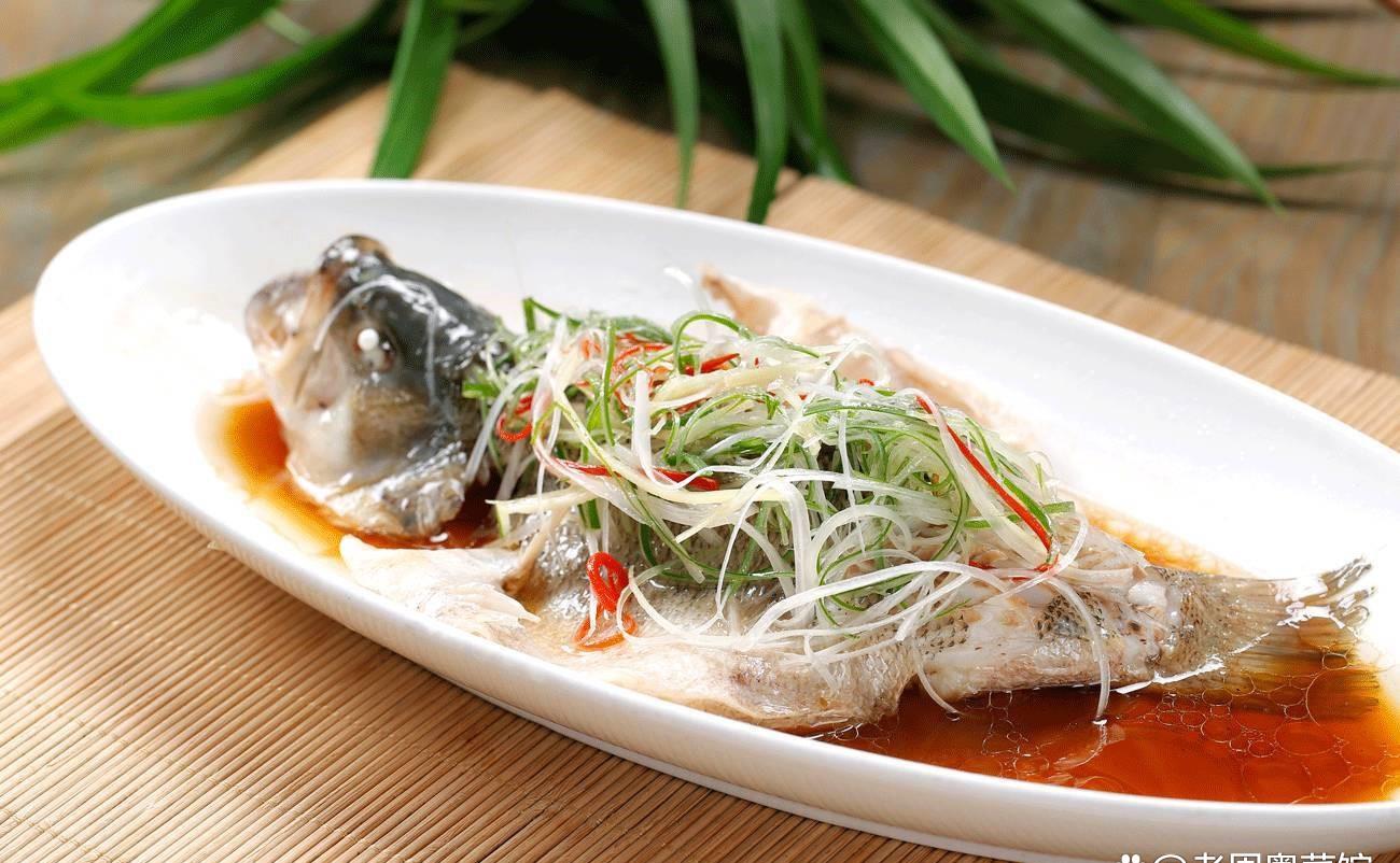粤菜中的经典美食清蒸鲈鱼鲜嫩滑爽你会做吗